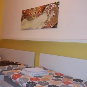 Geraeumige Zentrumsnahe Altbauwohnung , Vienna Austria